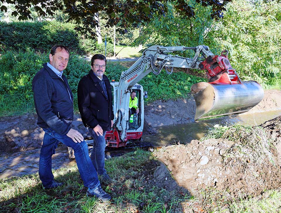 OV, GR Robert Lochner und Bgm. Gerhard Lentschig (v. l.) beim Lokalaugenschein.  Bild: Pfleger